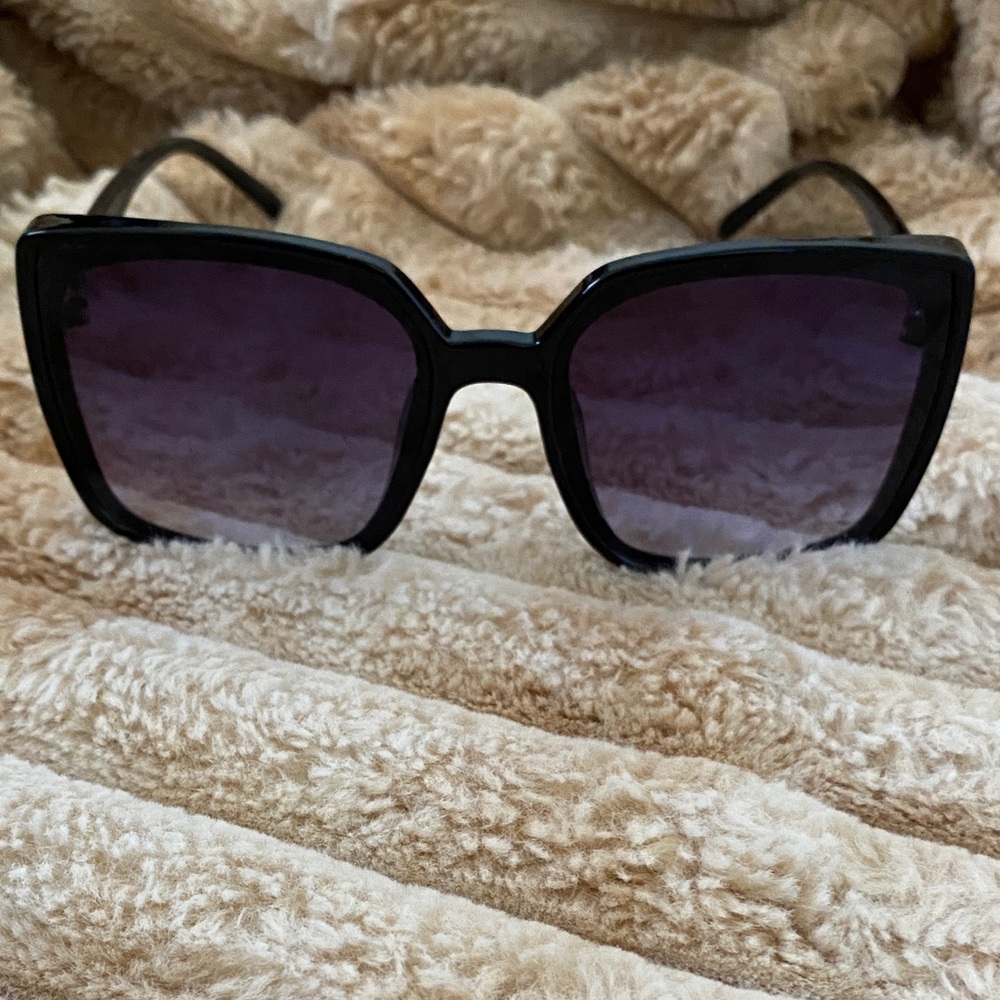 Chic Black Sunglasses for Women